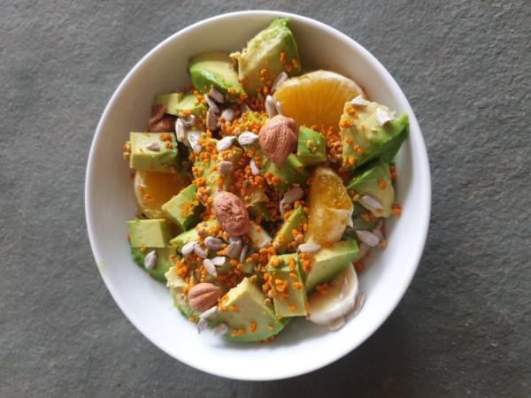 Salade de fruits, pollen frais et avocat pour contribuer  l'apport d'acides gras mono insaturs