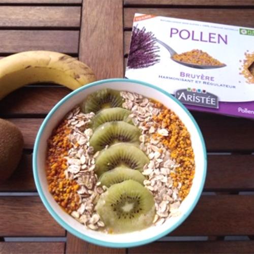 Smoothie bowl kiwi-banane au pollen frais de bruyère Aristée®